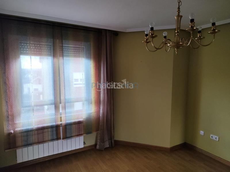 Foto 57d4abca-d19b-4f50-adfb-a6c2949393b3. Casa adossada amb calefacció aparcament a Valdefresno