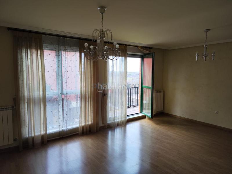 Foto a9af98cc-5bf5-4108-9feb-2f4a9a86f409. Casa adossada amb calefacció aparcament a Valdefresno