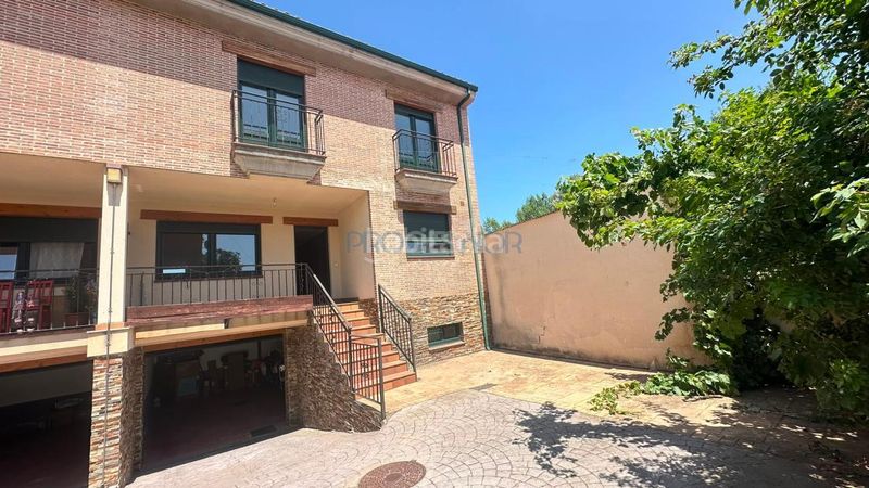 Foto a648079f-89b9-4e45-9b6e-053009bc73af. Casa adossada amb calefacció aparcament piscina a Onzonilla