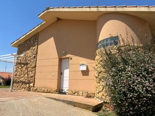 Maison jumelée à Valverde de la Virgen. Adosado en venta en el campo de golf de valverde de la virgen