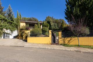 Chalet en Sariegos. Chalet unifamiliar en venta en la ubanización los acebos.