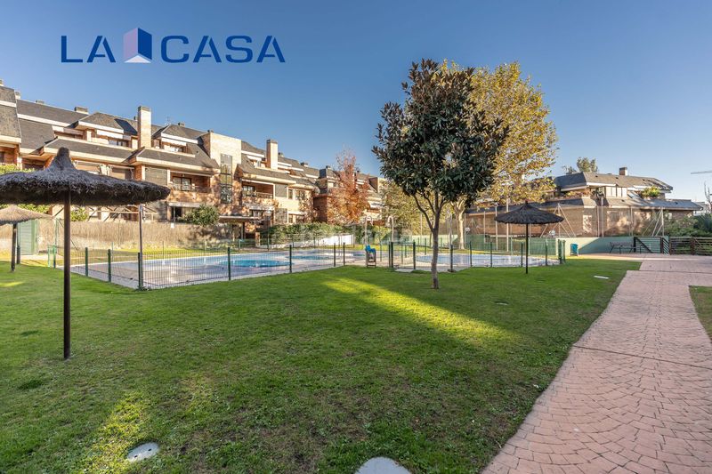 Foto a1e290f1-9f93-4e2c-9038-ba12e24b0714. Àtic amb calefacció aparcament piscina a El Pinar-Punta Galea Rozas de Madrid (Las)