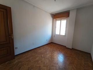 Pis  Calle la bañeza. Vivienda en la zona maragatos. con orientación sur.