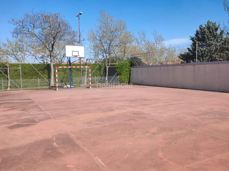 Foto c4a9126d-2bc7-4b2e-8b46-693663073829. Chalet con camino riscaldamento parcheggio piscina in Valladolid