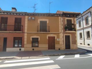 Casa  Calle evangelista. Casa de 2 plantas en el centro de nava del rey