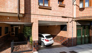 Aparcament cotxe a Plaza del pan 3. Garaje doble en calle san martín