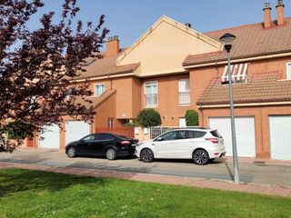 Xalet  Plaza de castilla y león. Chalet en altos de castilla