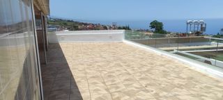 Edifici  Carretera general del norte. Edificio de tres plantas