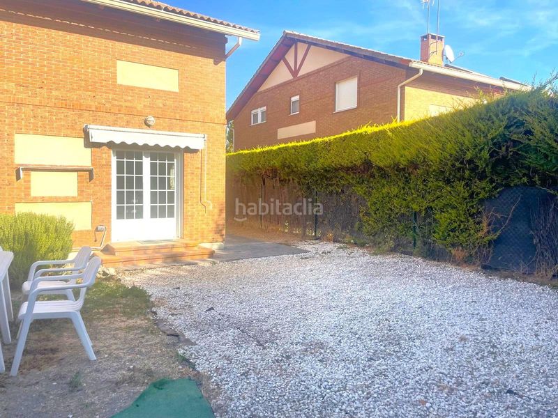 Foto 0bb8e482-e7b5-41f0-899b-eb23c23e4a9a. Casa aparellada amb calefacció aparcament a Renedo de Esgueva