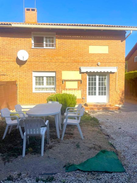 Foto 4cd10c59-141d-4e46-8e44-493fdafcc114. Casa aparellada amb calefacció aparcament a Renedo de Esgueva