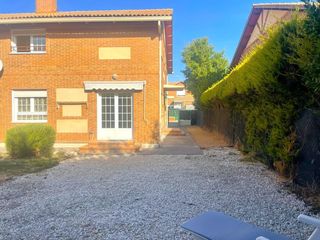 Casa aparellada a Renedo de Esgueva. Chalet pareado en venta urbanización casasola