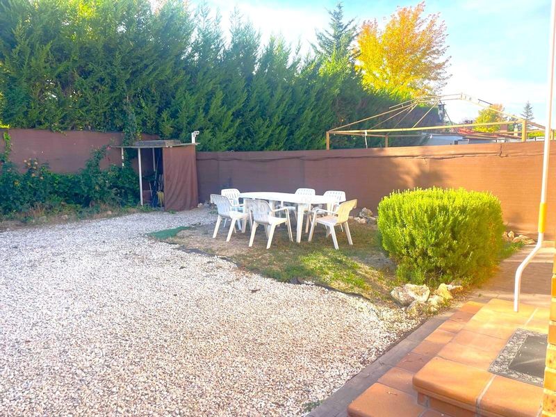 Foto 898dd1a5-4745-46b2-aad8-b7d6063f0549. Casa aparellada amb calefacció aparcament a Renedo de Esgueva