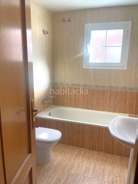 Foto 8f1e917d-3d32-4e17-96ef-9d24ce7bf865. Casa aparellada amb calefacció aparcament a Renedo de Esgueva