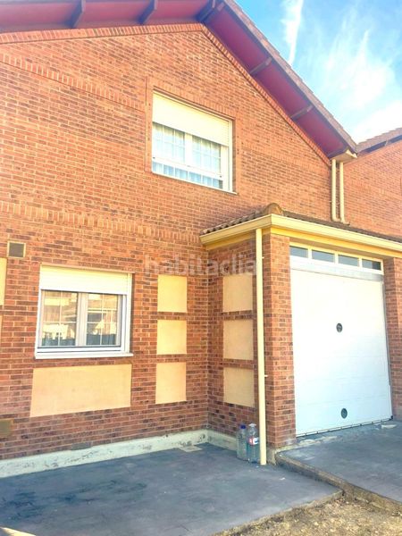 Foto eca655df-6157-448e-a45b-b21c5bdc05ba. Casa aparellada amb calefacció aparcament a Renedo de Esgueva