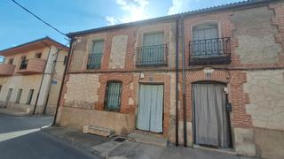 Casa a Calle gomezserracín 4. Casa en esquina sanchonuño