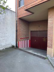 Parking voiture à Calle obispo barrientos 8. Se vende plaza de garaje cerrada