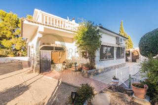 Chalet in Villafranqueza. Chalet independiente con parcela junto a los girasoles