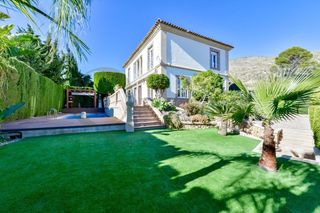 Chalet  Calle isla mallorca. Elegancia mediterránea con vistas al mar y montaña a 5 minutos d