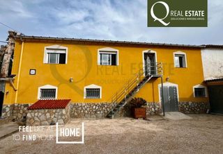 Chalet in Las Cruces. Dos casas de campo independientes al precio de una! en villena