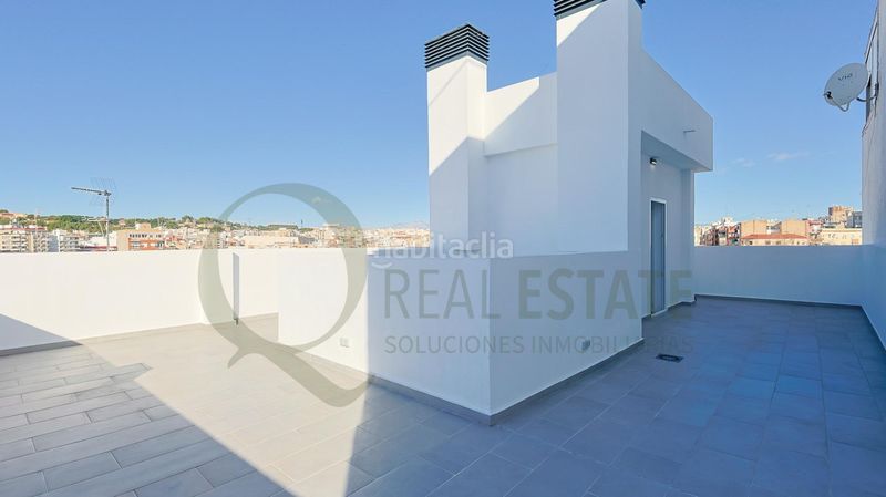 Foto 1c40246f-b4a5-4d52-9df1-621313fd02ad. Edifici a Carolinas Bajas Alicante