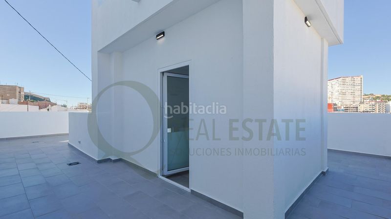 Foto 3fce557f-598f-4c7c-a076-0acf43ea4988. Edifici a Carolinas Bajas Alicante