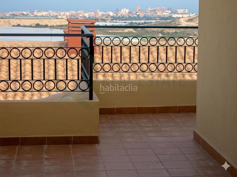 Foto fff5b2fc-814f-4190-b5d3-6efcfda55c85. Casa adossada amb aparcament piscina a Bonalba-Cotoveta Mutxamel