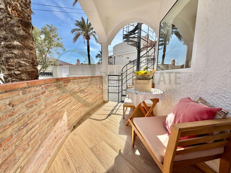 Foto 028a0983-8da8-47af-ba92-7d427ffa3d80. Chalet villa mediterránea con piscina y jardín en muchavista para familias. en Campello (el)