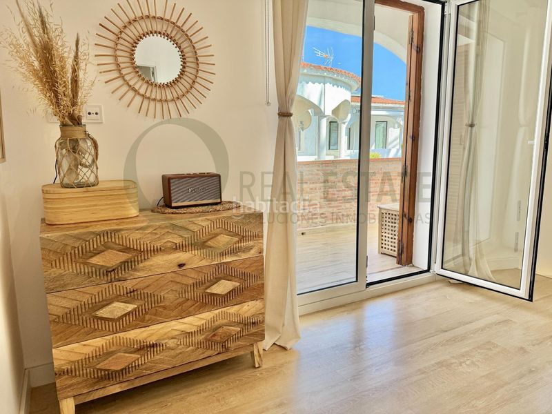Foto 48c1292e-d479-4b14-b1f3-fad7219c7316. Chalet villa mediterránea con piscina y jardín en muchavista para familias. en Campello (el)