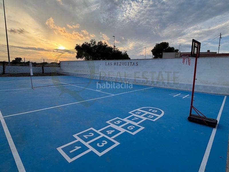 Foto 7751e6ae-bd82-481b-8eea-0b7d0f3c1cd0. Chalet villa mediterránea con piscina y jardín en muchavista para familias. en Campello (el)