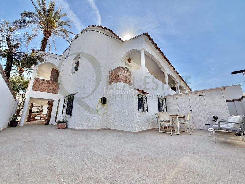Foto 7d908a6e-1655-4583-9dc5-19e53005078a. Chalet villa mediterránea con piscina y jardín en muchavista para familias. en Campello (el)