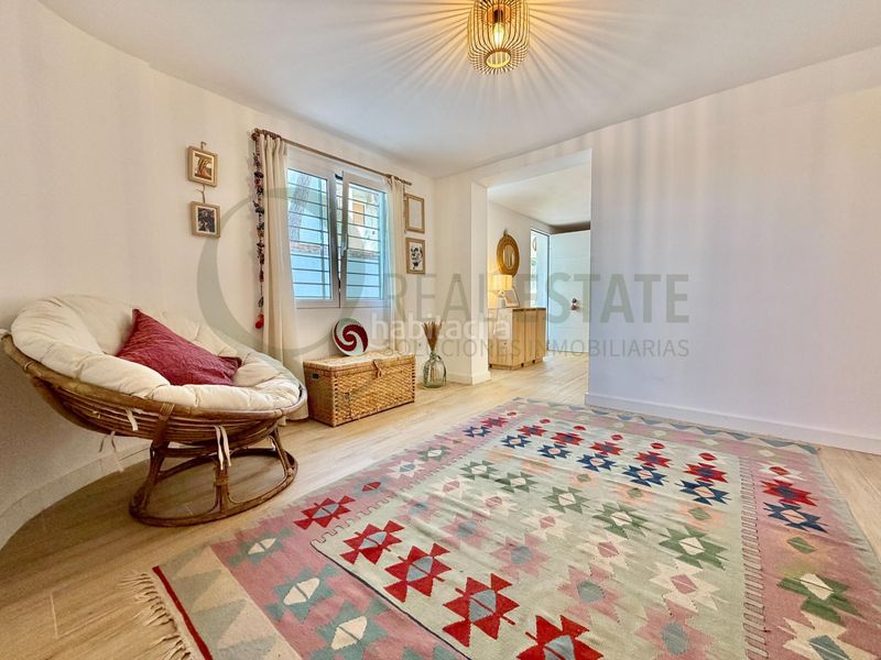 Foto b0b653a0-66db-4081-a7b3-3f90eb5756d8. Chalet villa mediterránea con piscina y jardín en muchavista para familias. en Campello (el)