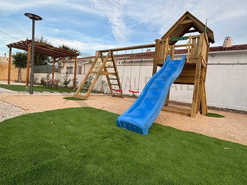 Foto b621d04e-efcd-4958-8001-70e73f646087. Chalet villa mediterránea con piscina y jardín en muchavista para familias. en Campello (el)