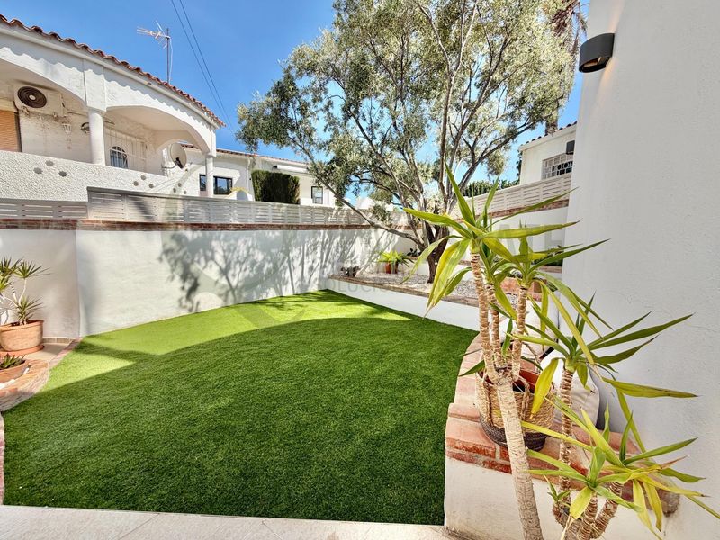 Foto bc93e0a8-e5e8-4c2b-af4e-8f79c167846d. Chalet villa mediterránea con piscina y jardín en muchavista para familias. en Campello (el)