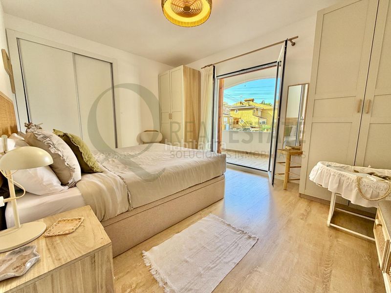 Foto ee0351fd-4279-450d-b124-8de30357a22b. Chalet villa mediterránea con piscina y jardín en muchavista para familias. en Campello (el)