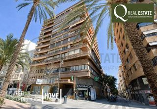 Flat in Mercado. Piso en venta en centro alicante con terraza y luz.
