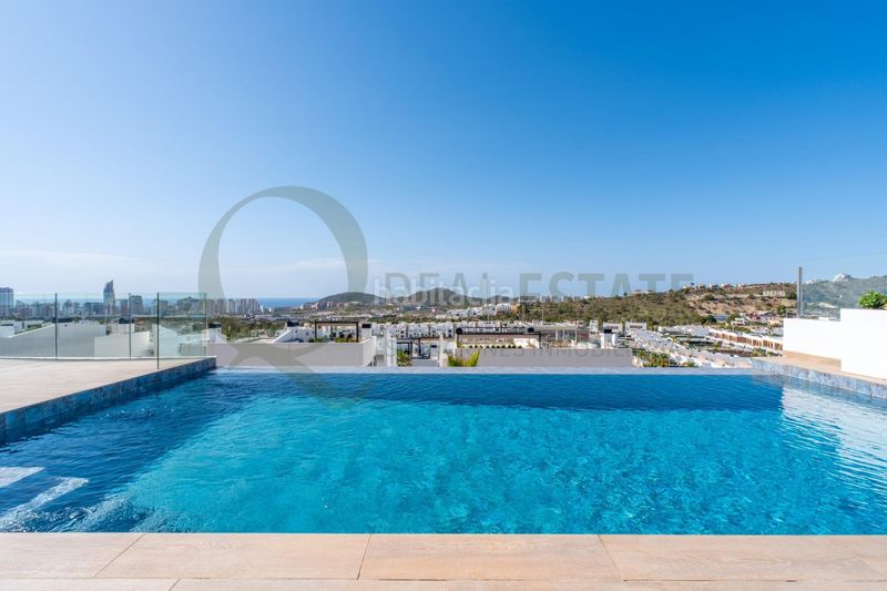 Foto 4eca5511-c8ea-41c4-8035-d3d7c6f7c526. Xalet amb calefacció aparcament piscina a Via Parque Benidorm