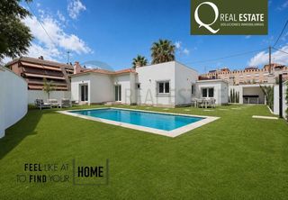 Chalet  Calle manuel moran. Chalet independiente con piscina privada, 4 dormitorios y excele