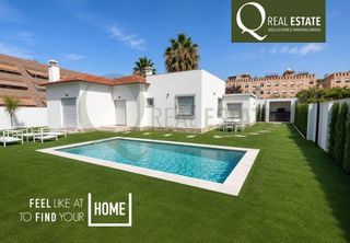 Chalet  Calle manuel moran. Chalet independiente con piscina privada, 4 dormitorios y excele