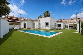 Chalet  Calle manuel moran. Chalet independiente con piscina privada, 4 dormitorios y excele