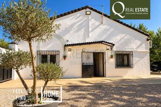 Haus  Calle calle virtudes. Chalet con piscina privada, amplia parcela y todas las comodidad