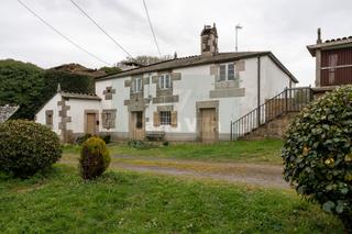 Masia  Lugar a ponte. Casa de piedra habitable en begonte