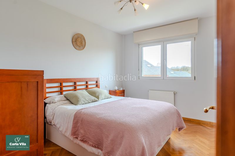 Foto a625d5cb-9d7f-4b55-b94d-fcf03d5c8848. Casa aparellada amb xemeneia calefacció aparcament piscina a Lugo