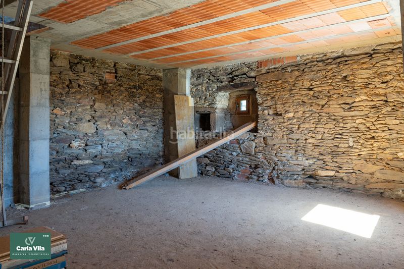 Foto bf8b9fe1-f69d-4513-aa8b-537058619ac3. Masia amb xemeneia a Begonte