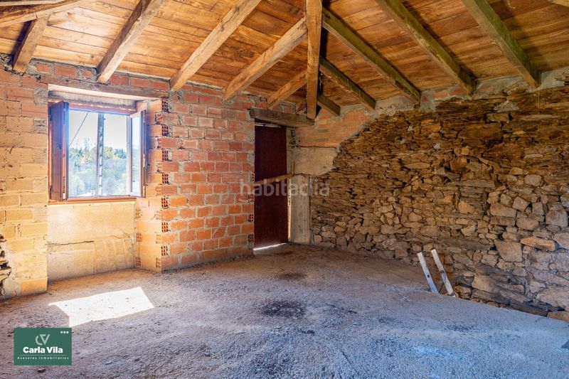 Foto d357d6ac-5bcc-4904-a18e-87dd2a7fc61e. Masia amb xemeneia a Begonte