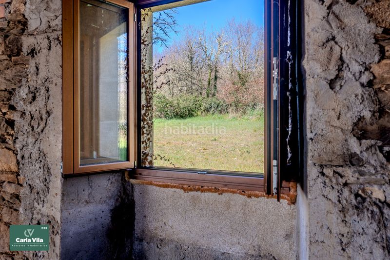 Foto ec6bc34c-54df-411e-993f-828259177b1f. Masia amb xemeneia a Begonte