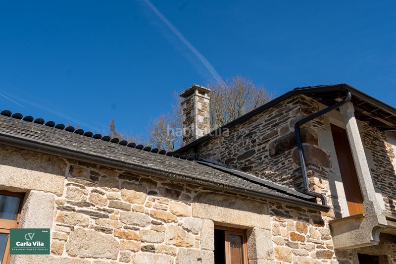 Foto ec6c50ea-0daf-4b52-b2de-f21feb8fe7a4. Masia amb xemeneia a Begonte