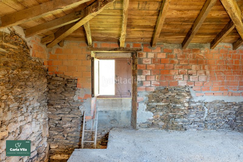 Foto ed282f98-b3a6-49a9-b0ff-62aeffbbd2e5. Masia amb xemeneia a Begonte