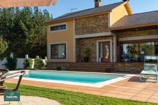 Chalet  Rúa e. Chalet seminuevo con piscina en outeiro de rei · una nueva vida