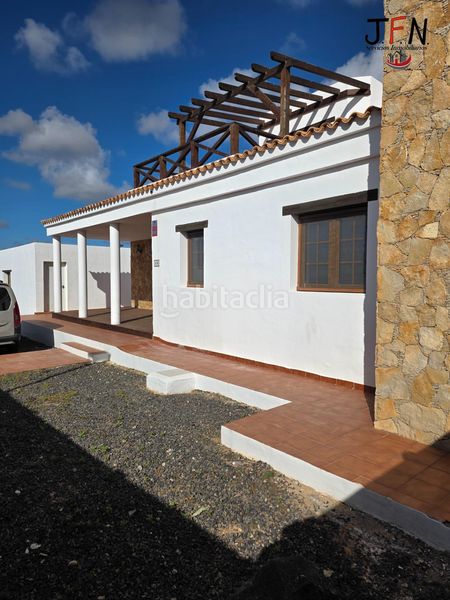 Foto a99ff35f-b925-49cc-b753-4e7093762c2f. Xalet amb aparcament piscina a Lajares Oliva (La)