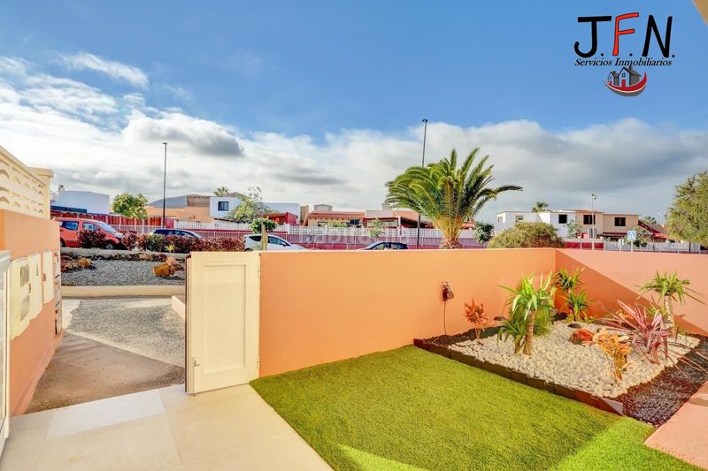 Foto 0b7b3438-ca30-4aee-b48a-a0694b7eb776. Casa amb piscina a Corralejo Oliva (La)